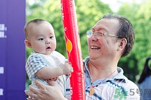 嬰兒怎么抱？嬰兒怎么抱著喂奶？