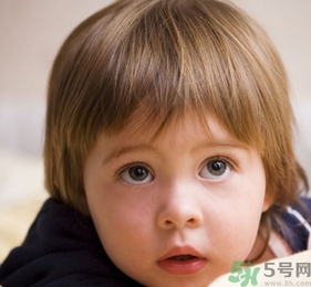 小孩皮膚黃是什么原因？小孩皮膚黃怎么辦？