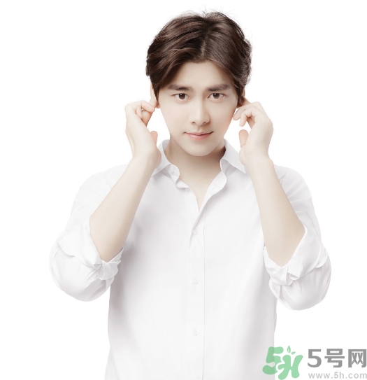 結(jié)婚可以穿白色襯衫嗎？結(jié)婚可以穿藍色西裝嗎？
