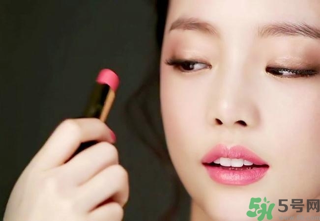口紅怎么選適合自己的？口紅怎么涂好看？