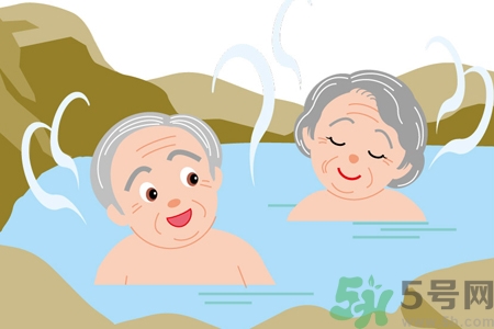 老人能泡溫泉嗎？老年人應(yīng)怎樣泡溫泉？