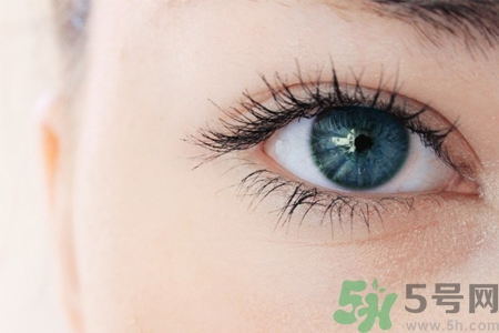 眼睛干澀是什么原因？眼睛干澀用什么眼藥水？