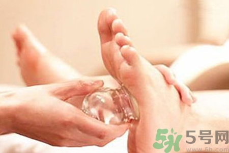 腳底可以拔罐嗎？腳底拔火罐有什么好處？