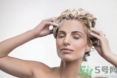 掉頭發(fā)和洗發(fā)水有關(guān)系嗎？掉頭發(fā)用什么洗發(fā)水好？