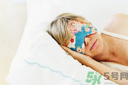 睡前喝酒有助于睡眠嗎？睡前喝酒對(duì)身體有哪些危害？