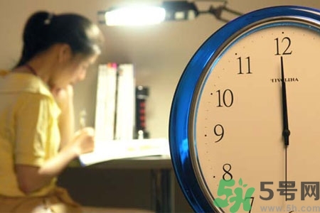 熬夜對青少年有什么影響？熬夜對青少年的危害是什么？