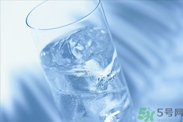 皮膚太干燥怎么辦？皮膚太干燥補(bǔ)水最好的方法如下