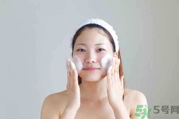 皮膚太干燥怎么辦？皮膚太干燥補(bǔ)水最好的方法如下