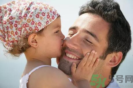 爸爸帶孩子的好處是？爸爸帶孩子和媽媽帶孩子的區(qū)別