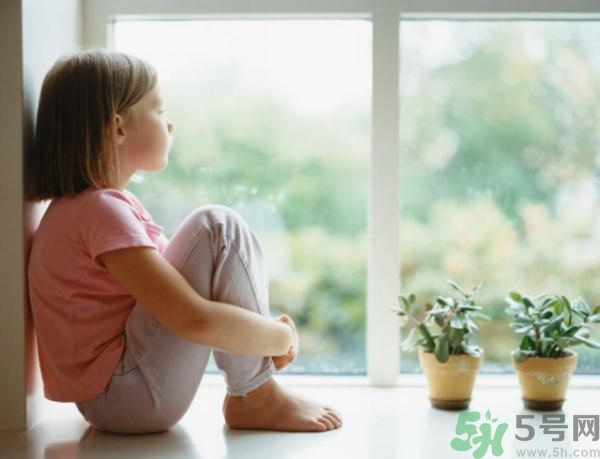 兒童性格內(nèi)向怎么辦？?jī)和愿衽囵B(yǎng)的書有哪些