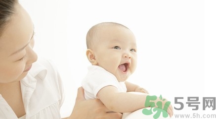 給寶寶斷奶寶寶哭的厲害怎么辦？給寶寶斷奶的正確方法