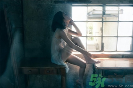 處女第一次緊張?jiān)趺崔k？處女第一次都會(huì)出血嗎？