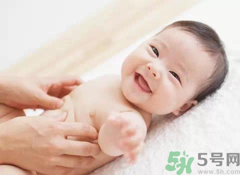 新生兒肚臍眼出血怎么辦？新生兒肚臍脫落會(huì)疼嗎？