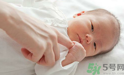 新生兒濕疹可以用爐甘石洗劑嗎？新生兒濕疹的護理措施