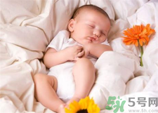 新生兒冬天蓋什么被子？新生兒蓋被子蓋到什么位置？