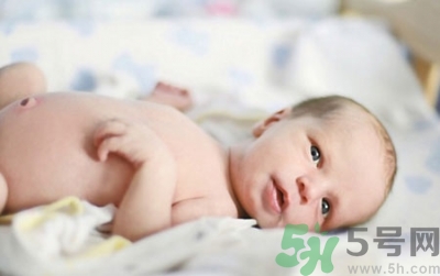 新生兒肚臍可以碰水嗎？新生兒肚臍沒脫落能洗澡嗎？