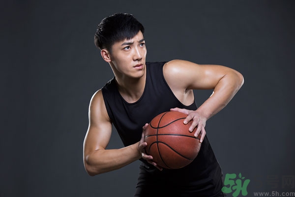 打籃球崴腳了怎么快速恢復(fù)？打籃球腳崴了腫了怎么辦？