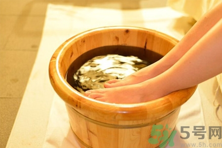秋天泡腳加什么好？秋季泡腳有什么好處？