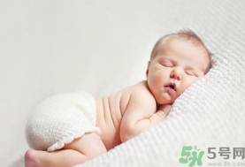 嬰兒秋天拉肚子怎么辦？秋天嬰兒拉肚子怎么辦？