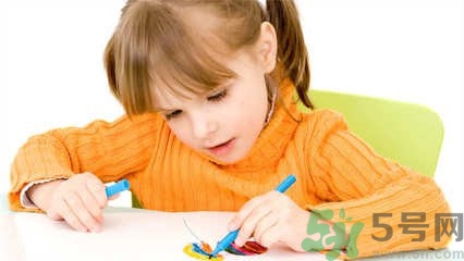 孩子左撇子怎么辦？孩子左撇子需要糾正嗎？