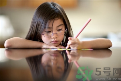 孩子左撇子怎么辦？孩子左撇子需要糾正嗎？