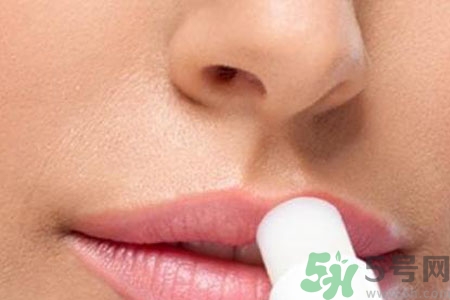 嘴巴起皮是怎么回事？嘴巴干裂起皮很疼怎么辦？