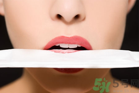 嘴巴起皮是上火了嗎？嘴巴干裂起皮是什么原因？