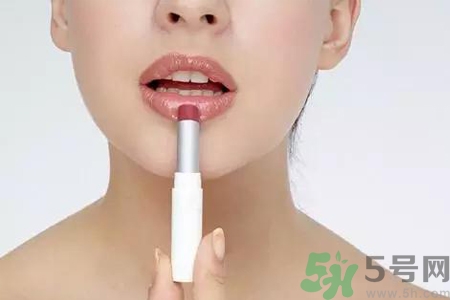 秋天嘴巴起皮吃什么水果好？嘴巴起皮吃什么食物好？