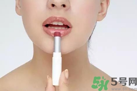 嘴巴起皮吃什么蔬菜好？嘴巴起皮吃什么好的快？