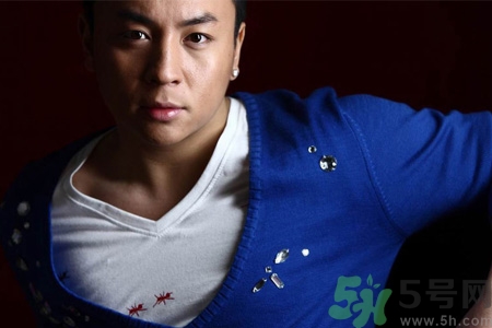 男生耳洞打哪邊比較好？男生耳洞打左邊還是右邊比較好看？