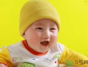 寶寶多大穿鞋子比較好？寶寶多大可以穿鞋？