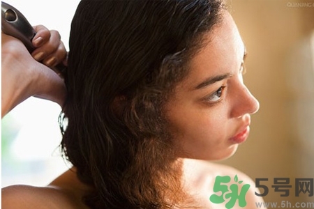 睡前能梳頭嗎？睡覺前梳頭會影響睡眠嗎？