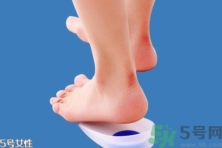 腳后跟腫是什么原因引起的？腳后跟腫怎么辦？