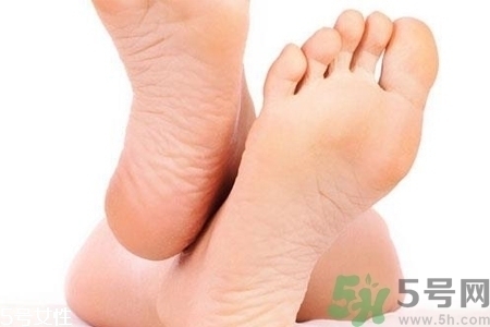 腳后跟腫是什么原因引起的？腳后跟腫怎么辦？