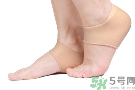 腳后跟腫是什么原因引起的？腳后跟腫怎么辦？
