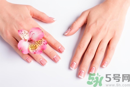 指甲變白是怎么回事？指甲發(fā)白是缺什么嗎？