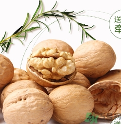 核桃仁皮發(fā)黑能吃嗎？核桃仁皮發(fā)黑怎么回事？