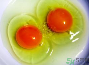 雞蛋黃發(fā)紅是怎么回事？雞蛋黃發(fā)紅可以吃嗎？