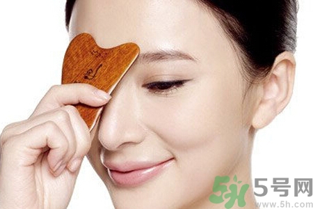 自己在家能面部刮痧嗎？在家怎樣做面部刮痧？