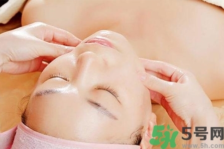 面部刮痧用什么精油好？面部精油刮痧有什么好處？