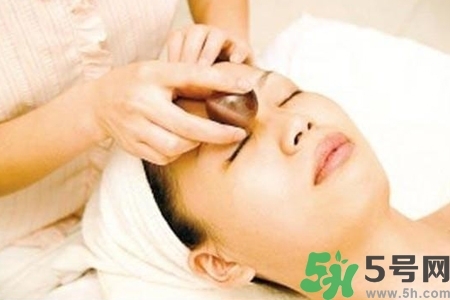 面部刮痧用什么精油好？面部精油刮痧有什么好處？