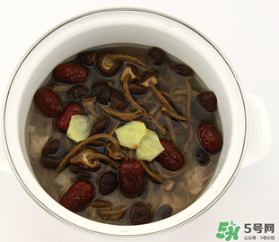 燉排骨什么時候放鹽最好？燉排骨放什么調(diào)料？