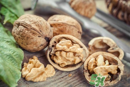 吃核桃能治療脫發(fā)嗎？脫發(fā)吃核桃有用嗎？