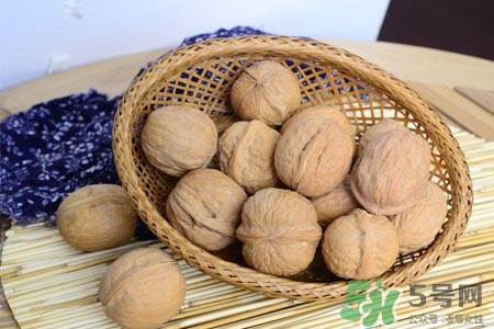 晚上吃核桃會(huì)胖嗎？核桃吃多了會(huì)變胖嗎？