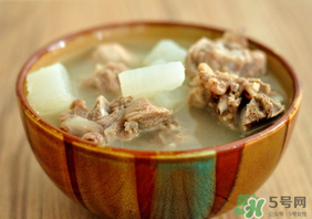 排骨湯為什么是白色的？排骨湯怎么熬成乳白色的？