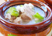 排骨湯為什么是白色的？排骨湯怎么熬成乳白色的？