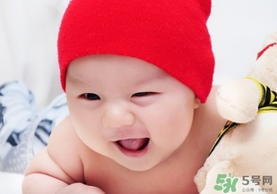 冬天出生的寶寶穿什么衣服？冬天出生的寶寶要準(zhǔn)備什么衣服？