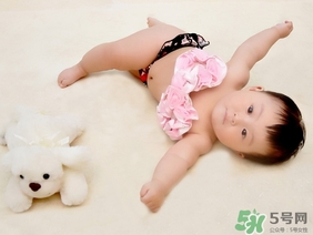 冬天出生的寶寶穿什么衣服？冬天出生的寶寶要準(zhǔn)備什么衣服？