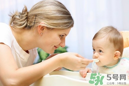 寶寶缺鈣的癥狀有哪些？寶寶什么時(shí)候補(bǔ)鈣最好？