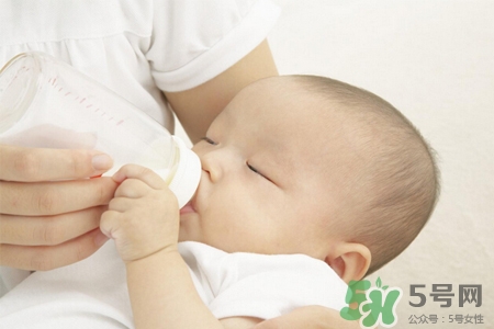 寶寶第一口輔食吃什么最好？寶寶第一口輔食怎么吃？